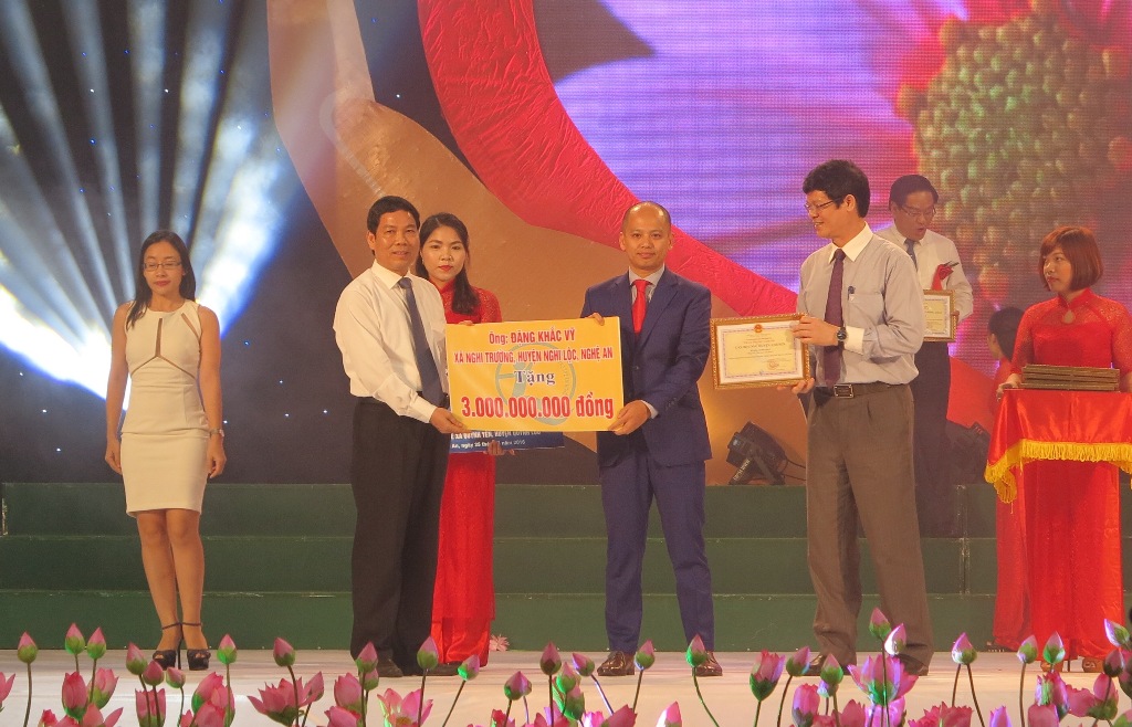 Đại diện UBND tỉnh Nghệ An tiếp nhận sự quyên góp ủng hộ của các cá nhân tổ chức ủng hộ giúp đỡ trẻ em khuyết tật, có hoàn cảnh đặc biệt khó khăn trên địa bàn tỉnh.