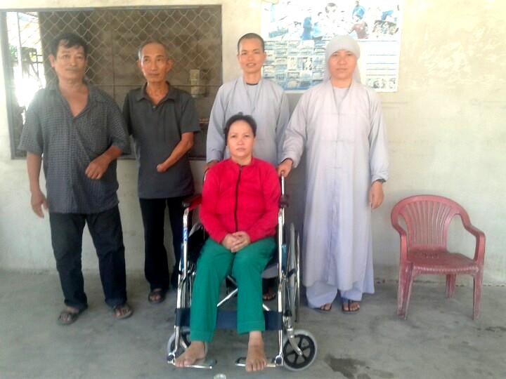 Chùa Bảo Quang tặng 9 xe lăn cho người khuyết tật