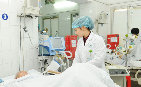 Chăm sóc bệnh nhân tại bệnh viện Đa khoa Đức Giang. Ảnh: Nguyễn Quỳnh