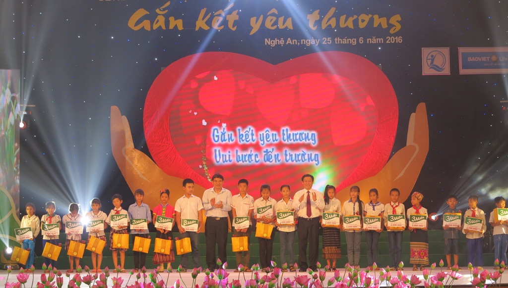 Ông Vương Đình Huệ - Phó Thủ tướng Chính phủ và ông Nguyễn Đắc Vinh - Bí thư Tỉnh ủy Nghệ An trao 40 suất học bổng đến những học sinh nghèo có hoàn cảnh khó khăn trên địa bàn tỉnh Nghệ An.