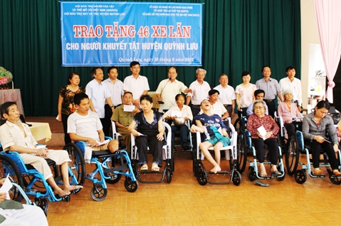 Trao tặng 46 xe lăn đến người khuyết tật