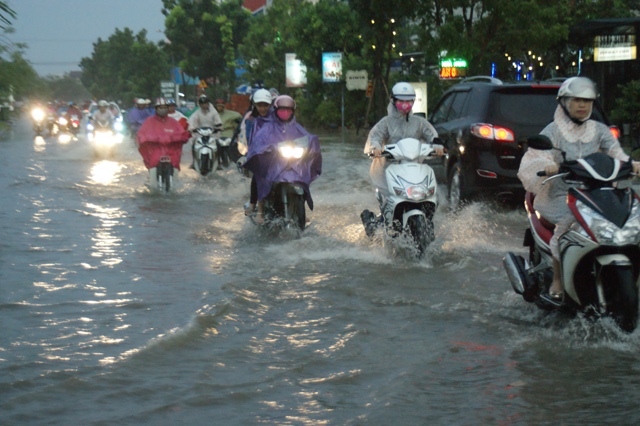 Chùm ảnh: Người dân xứ Huế bì bõm lội nước sau cơn mưa lớn
