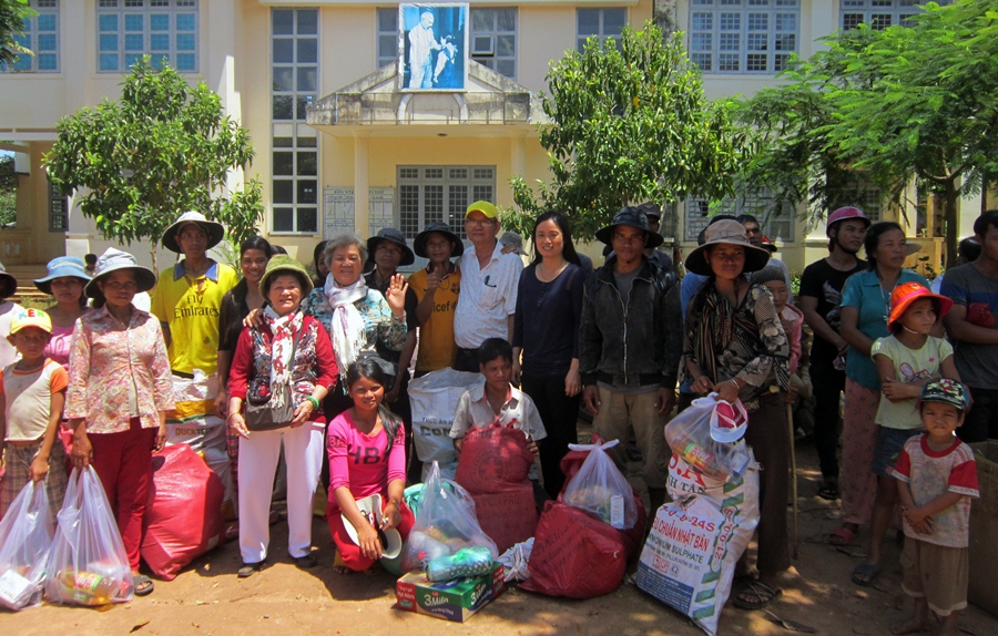 Đoàn Từ thiện Q.Gò Vấp tặng quà đến hộ nghèo