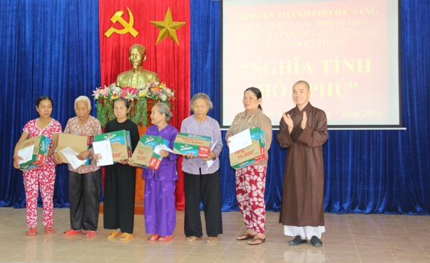 Đà Nẵng: Chùa Bà Đa tặng quà cho bà con xã Hoà Phú
