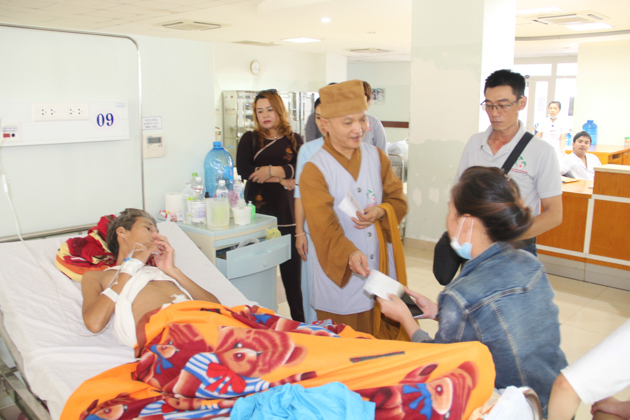 Đà Nẵng: Phật tử tặng quà bệnh nhân ung bướu