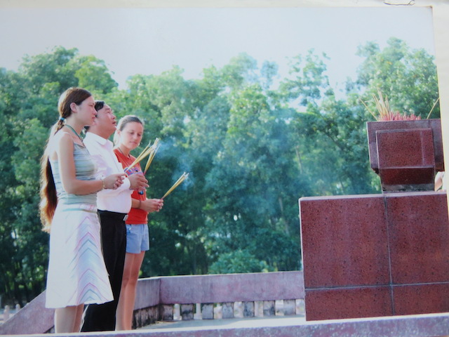 
Olia thắp hương trước phần mộ gia đình ở Hà Tĩnh.
