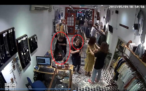 Truy tìm 2 phụ nữ nghi trộm tiền trong cửa hàng quần áo ở Hà Nội